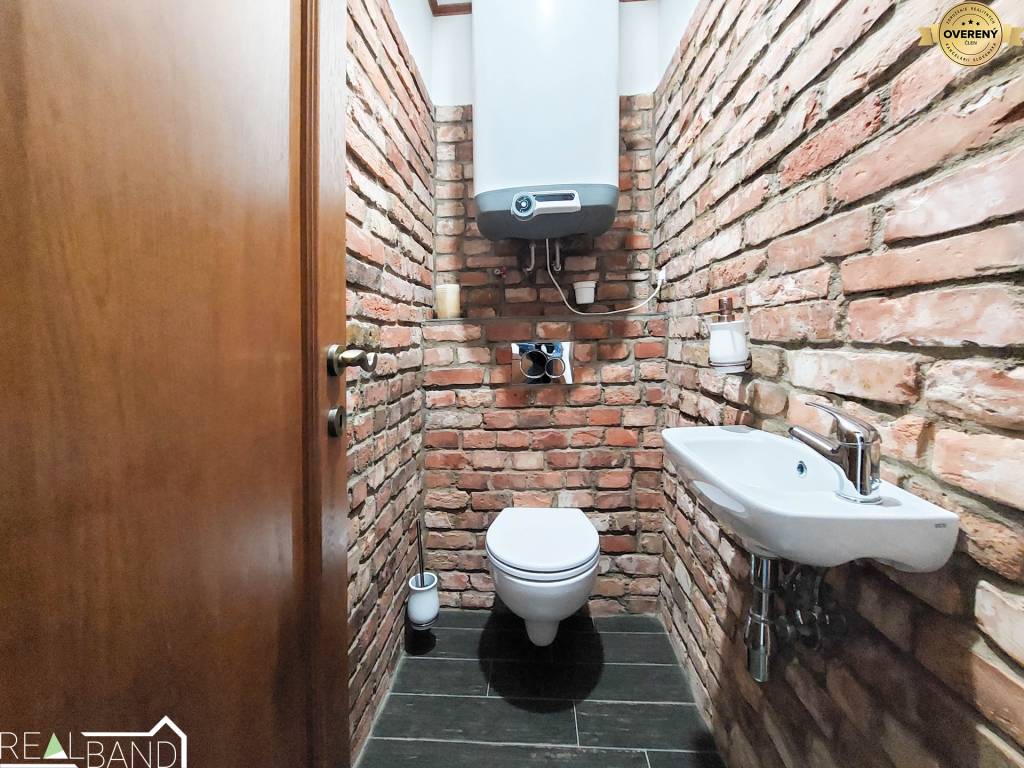 Luxusný Moderný Rodinný Dom s Designovou Záhradou 