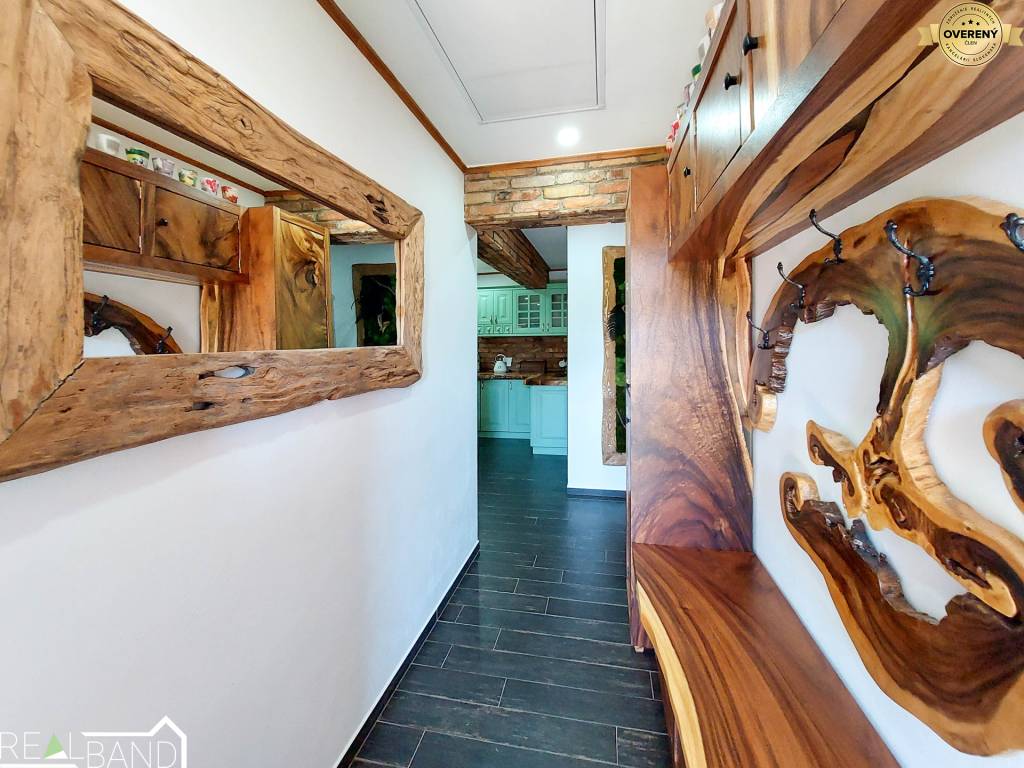 Luxusný Moderný Rodinný Dom s Designovou Záhradou 