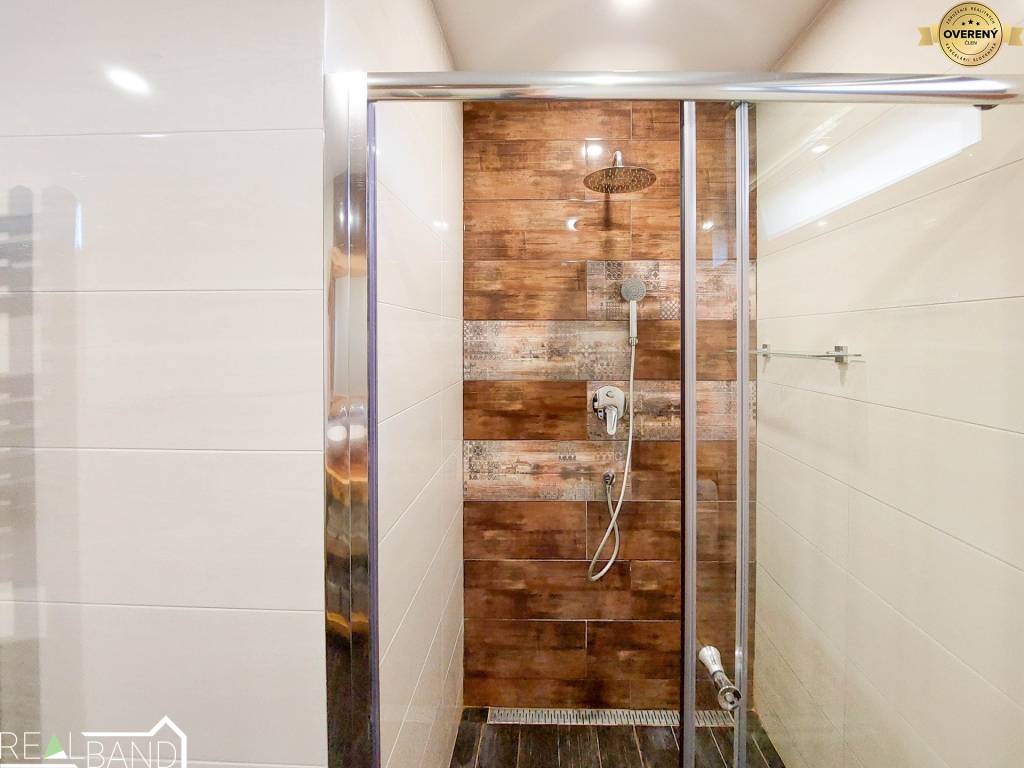 Luxusný Moderný Rodinný Dom s Designovou Záhradou 