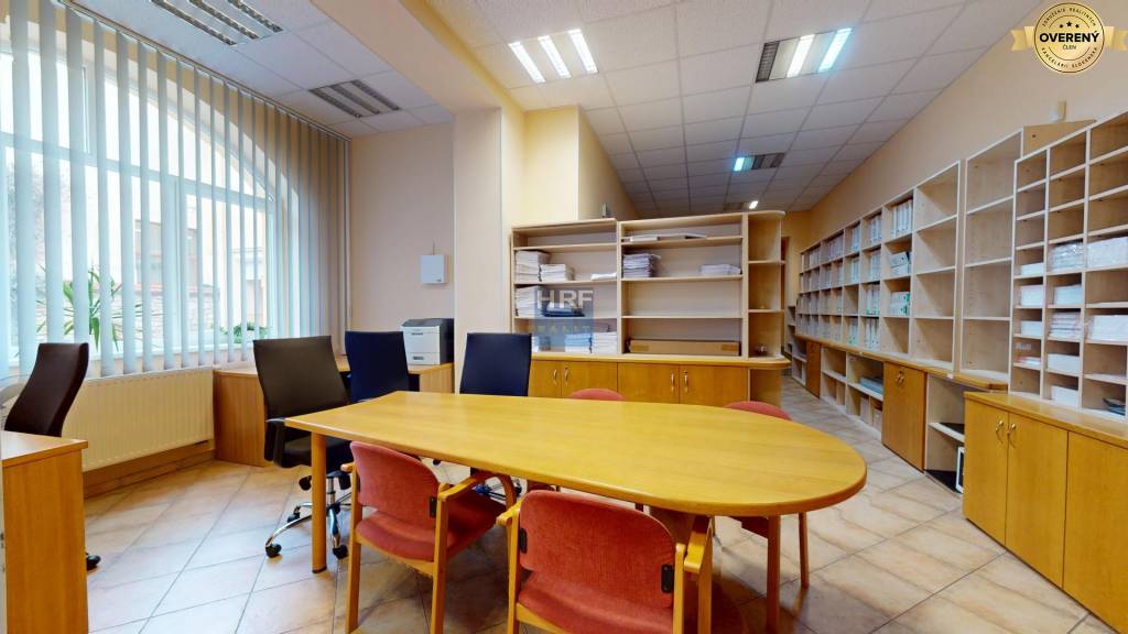 Na predaj administratívna budova v centre mesta Holíč.
