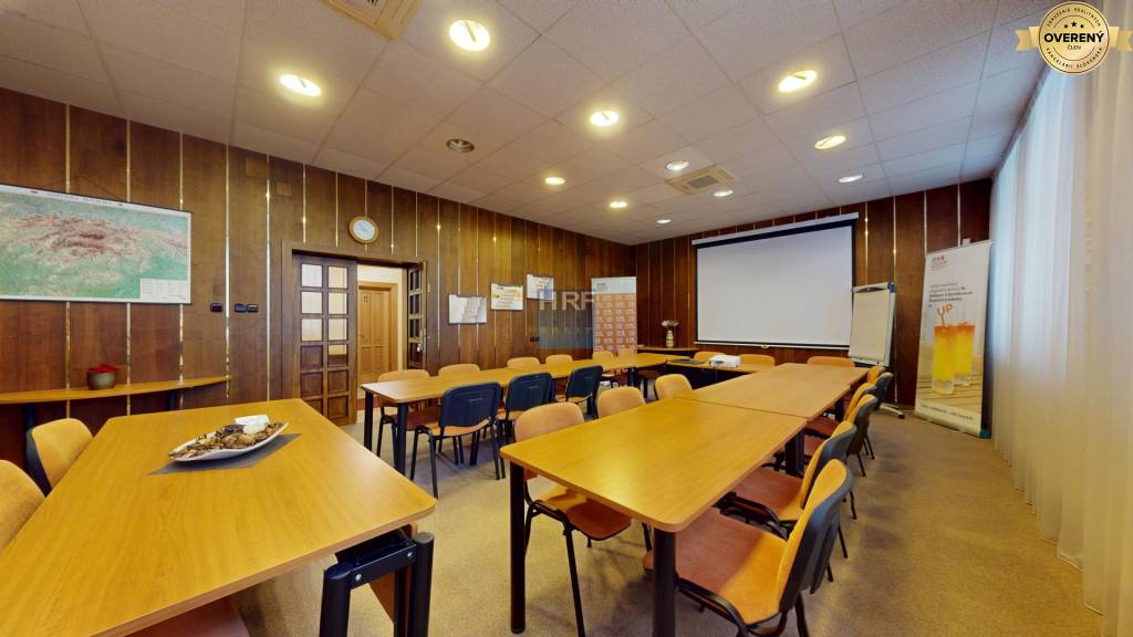 Na predaj administratívna budova v centre mesta Holíč.