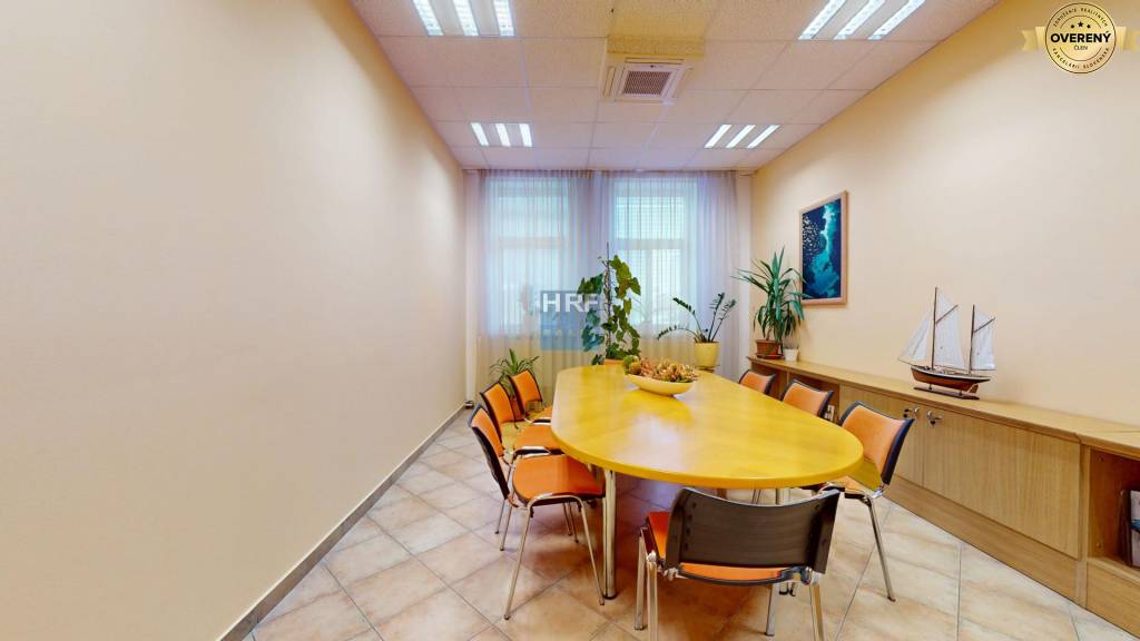 Na predaj administratívna budova v centre mesta Holíč.