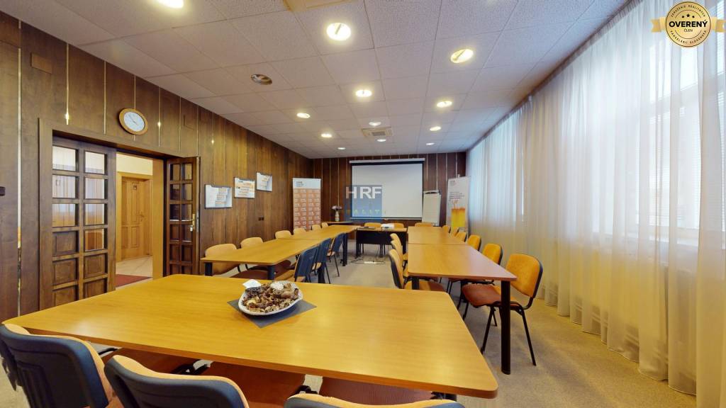 Na predaj administratívna budova v centre mesta Holíč.