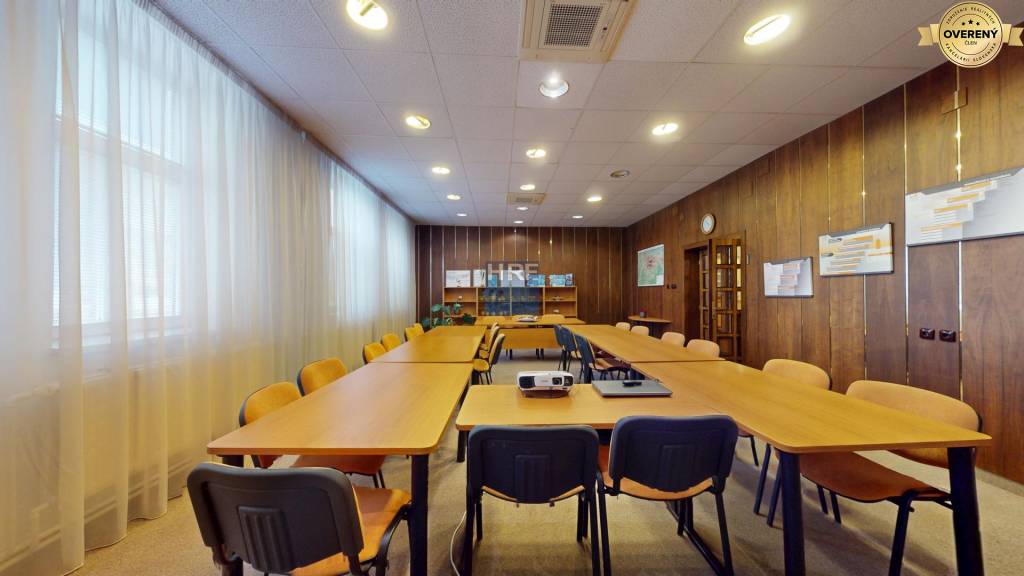 Na predaj administratívna budova v centre mesta Holíč.