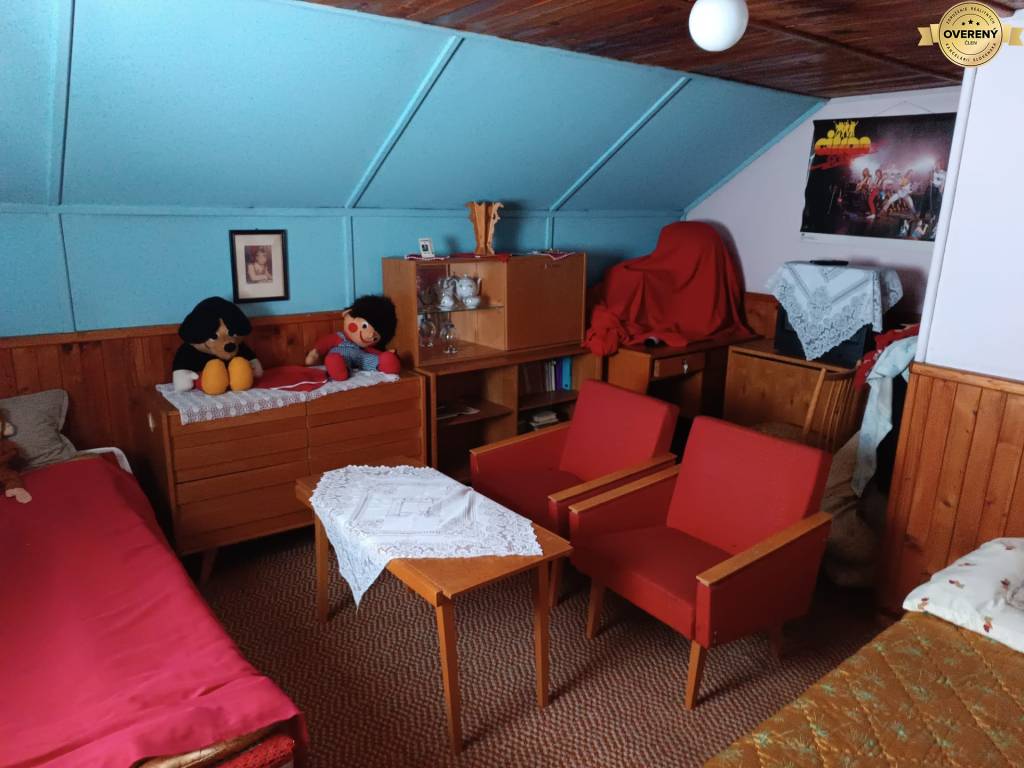  Na predaj 3-izbový byt s podkrovím, garážou a záhradou – Nová Baňa  