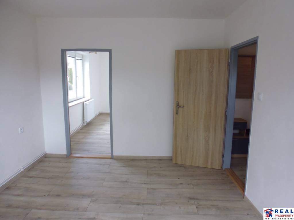 MALÝ ŠARIŠ: Novo-zrekonštruovaný 3-izbový byt so spotrebičmi, 80 m2