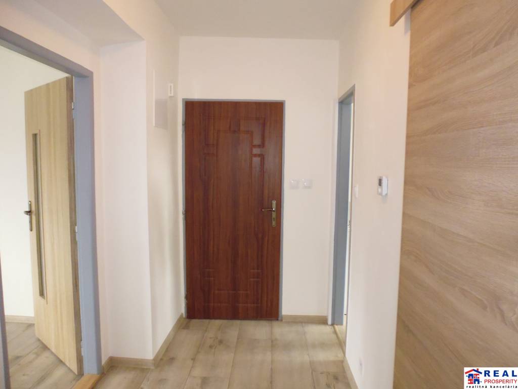MALÝ ŠARIŠ: Novo-zrekonštruovaný 3-izbový byt so spotrebičmi, 80 m2