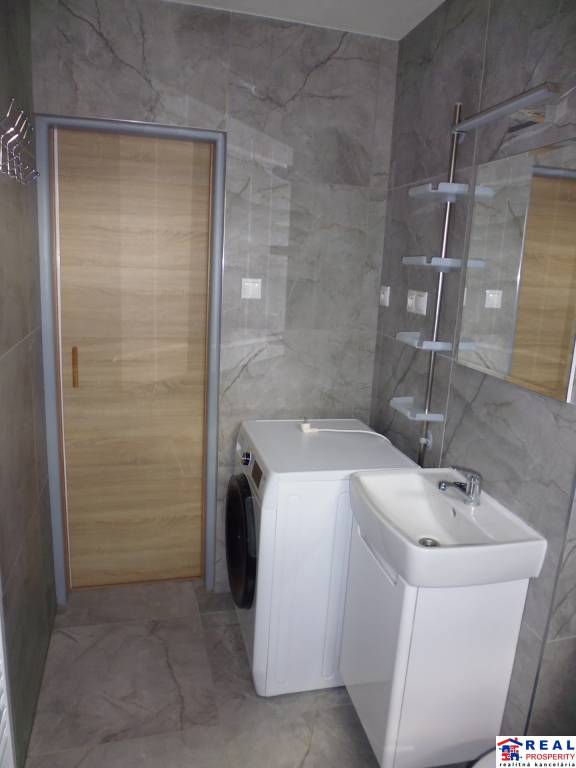 MALÝ ŠARIŠ: Novo-zrekonštruovaný 3-izbový byt so spotrebičmi, 80 m2