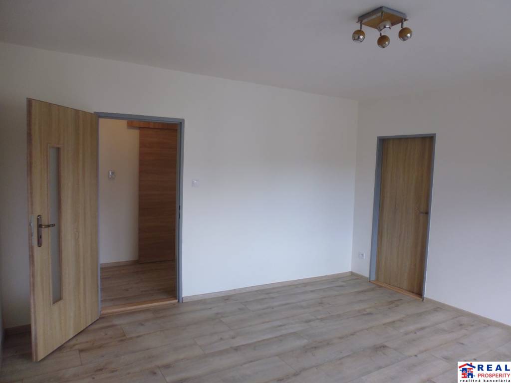 MALÝ ŠARIŠ: Novo-zrekonštruovaný 3-izbový byt so spotrebičmi, 80 m2