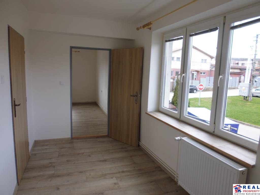 MALÝ ŠARIŠ: Novo-zrekonštruovaný 3-izbový byt so spotrebičmi, 80 m2