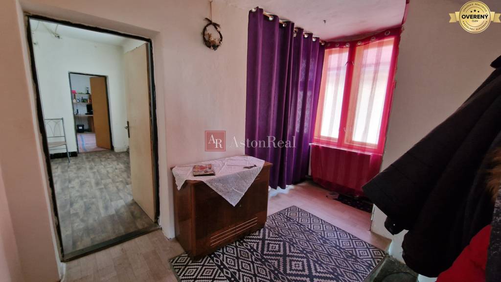 Rodinný dom - 9 izbový - Lipt.Mikuláš -Východná 1150 m2 s 2 vchodmi