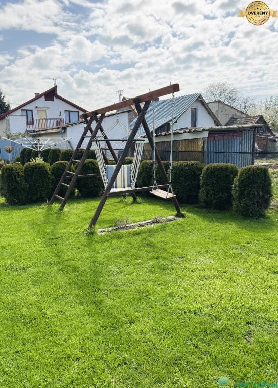 rodinný dom s parádnym záhradným domom, severná časť mesta, Trebišov
