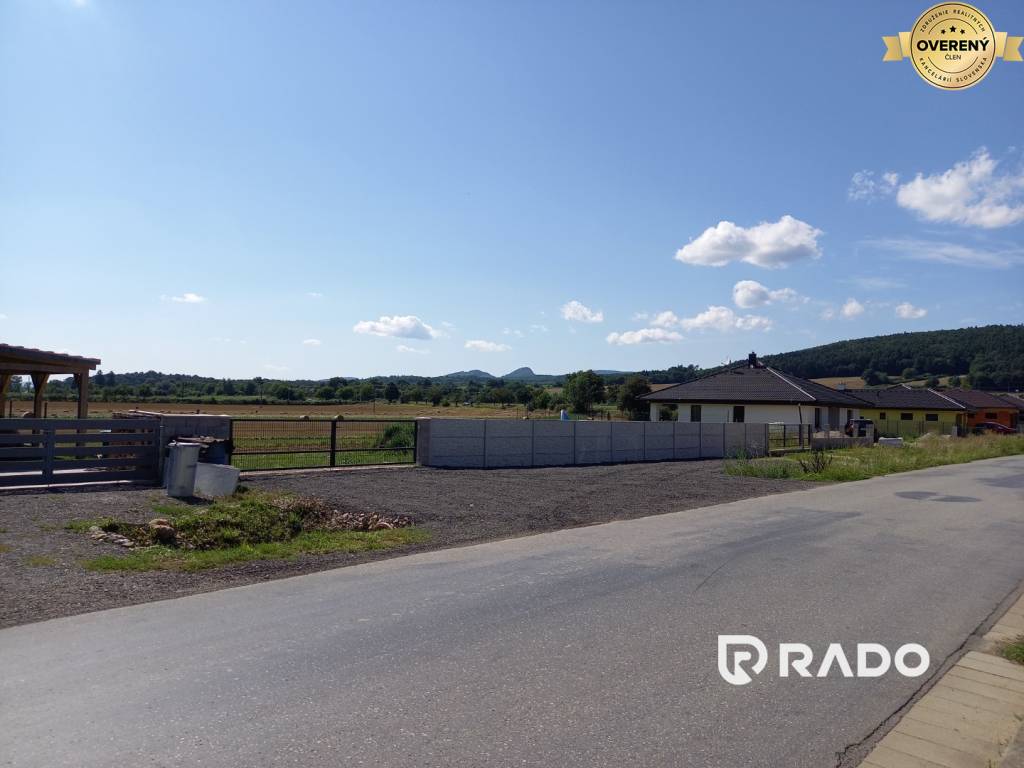 RADO | Na predaj slnečný pozemok 586m2 v obci Dulov