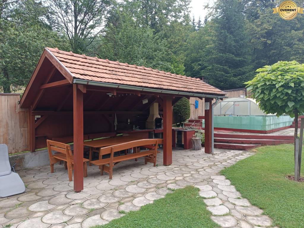 Na predaj rodinný dom - chata Nová Baňa na polosamote.