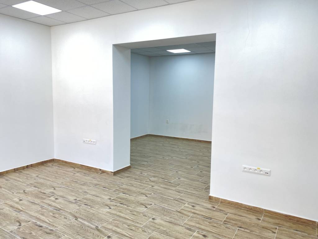 Prenájom - obchodný priestor v centre mesta - Topoľčany