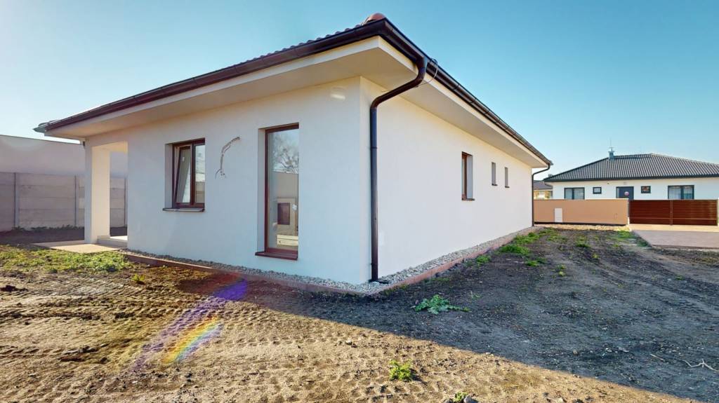 SKOLAUDOVANÉ - 4 izbové rodinné domy s oplotením, bránami, krbom 