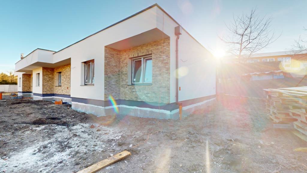 4 izbové rodinné domy priamo v centre obce Miloslavov, záhrada na kľúč