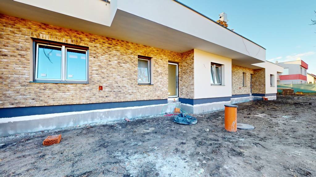 4 izbové rodinné domy priamo v centre obce Miloslavov, záhrada na kľúč