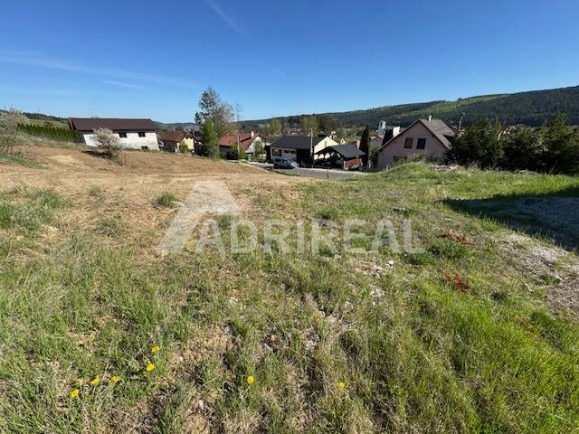 PREDAJ: Stavebný pozemok so stavebným povolením a IS; 900 m2;Gánovce; 