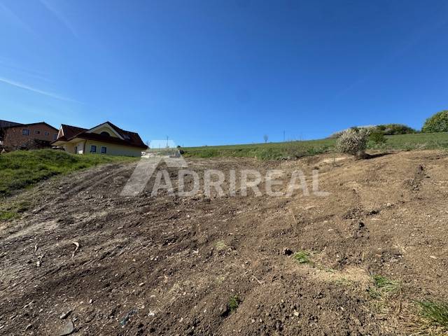 PREDAJ: Stavebný pozemok so stavebným povolením a IS; 900 m2;Gánovce; 