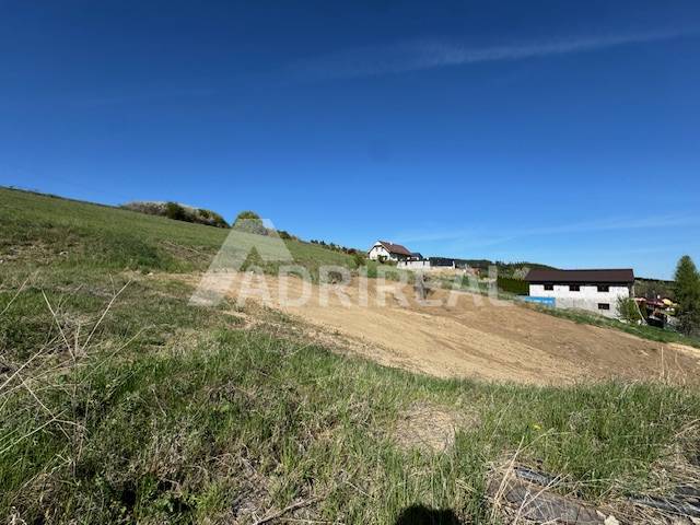 PREDAJ: Stavebný pozemok so stavebným povolením a IS; 900 m2;Gánovce;