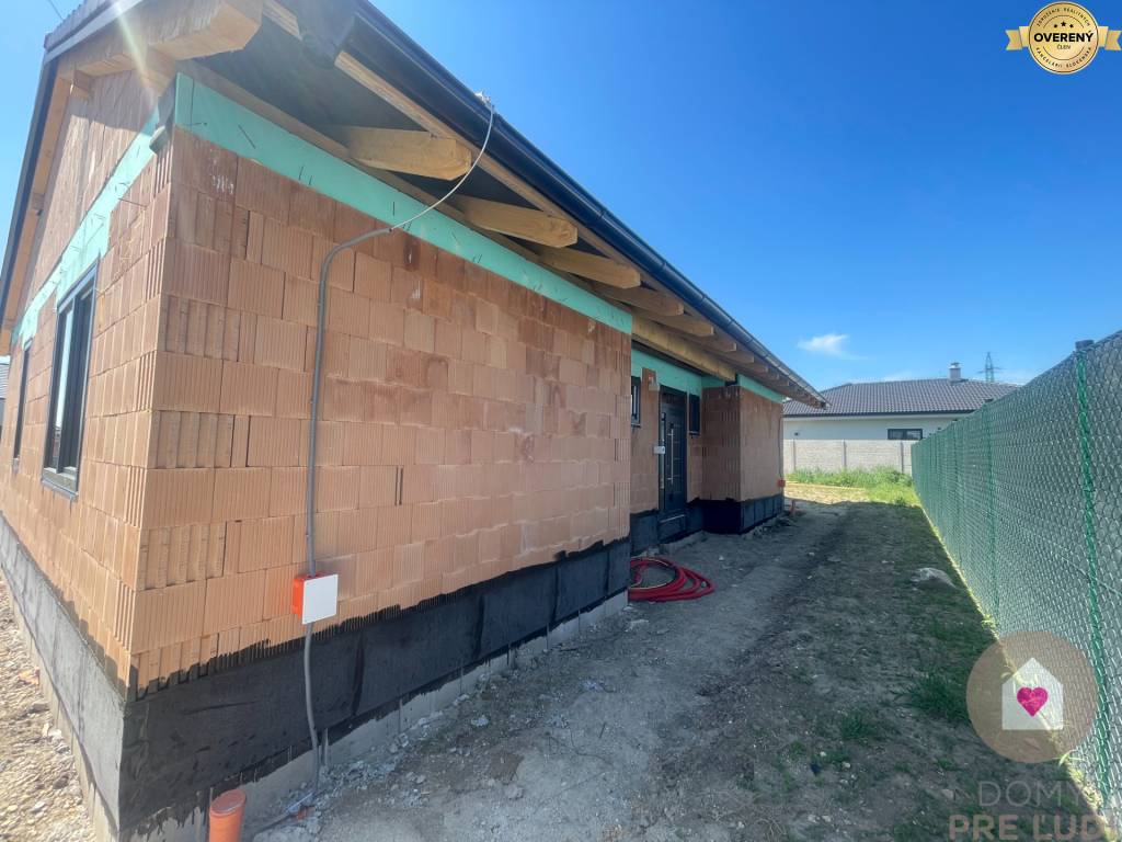 Krásny 4 izbový RD bungalov 92,26 m2 na pozemku 495 m2, Senec