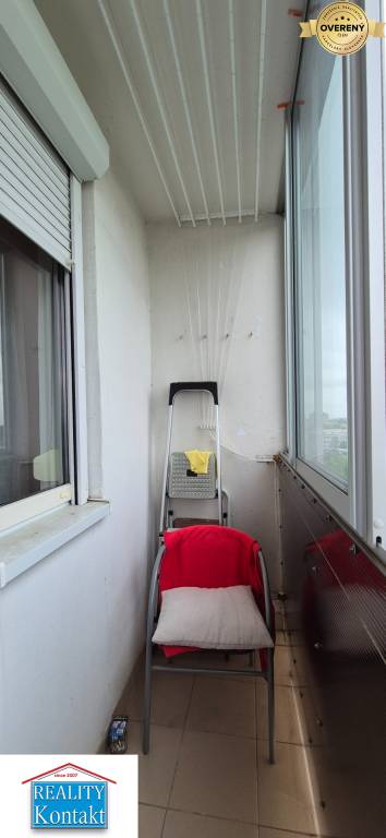 Na PREDAJ prerobený 2 izbový BYT s balkónom- širšie CENTRUM Nové Zámky