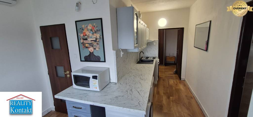 Na PREDAJ prerobený 2 izbový BYT s balkónom- širšie CENTRUM Nové Zámky