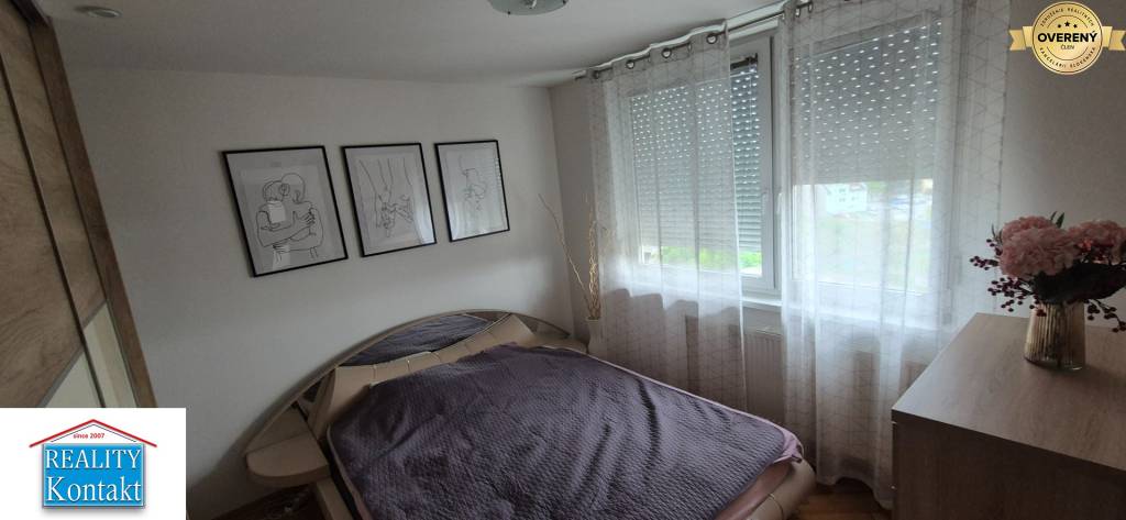 Na PREDAJ prerobený 2 izbový BYT s balkónom- širšie CENTRUM Nové Zámky