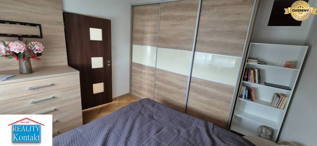 Na PREDAJ prerobený 2 izbový BYT s balkónom- širšie CENTRUM Nové Zámky