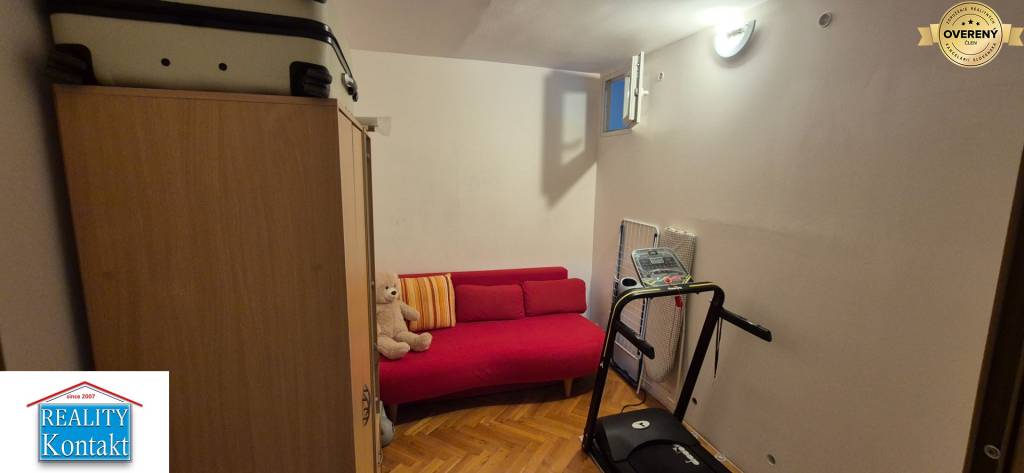Na PREDAJ prerobený 2 izbový BYT s balkónom- širšie CENTRUM Nové Zámky