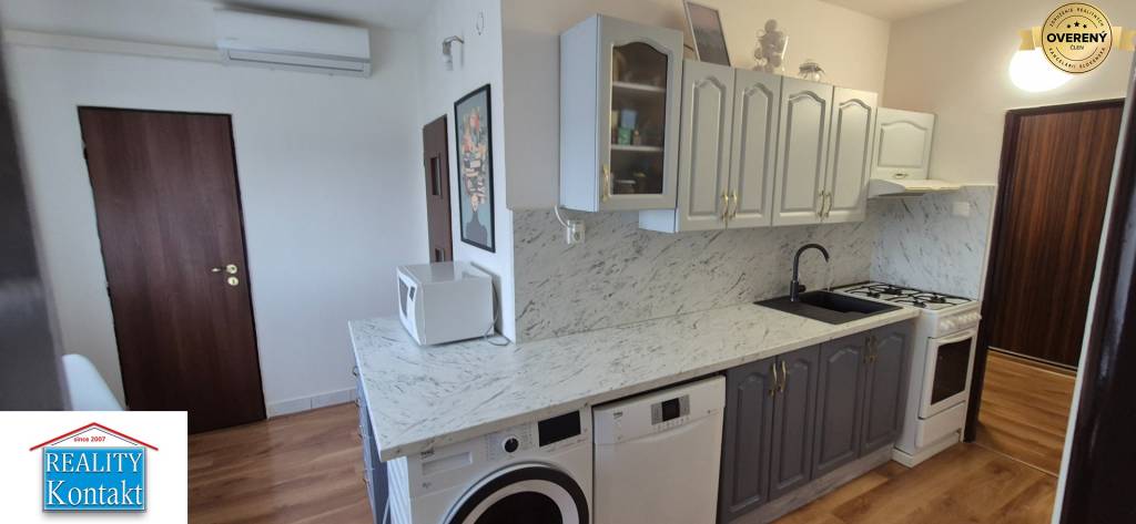Na PREDAJ prerobený 2 izbový BYT s balkónom- širšie CENTRUM Nové Zámky