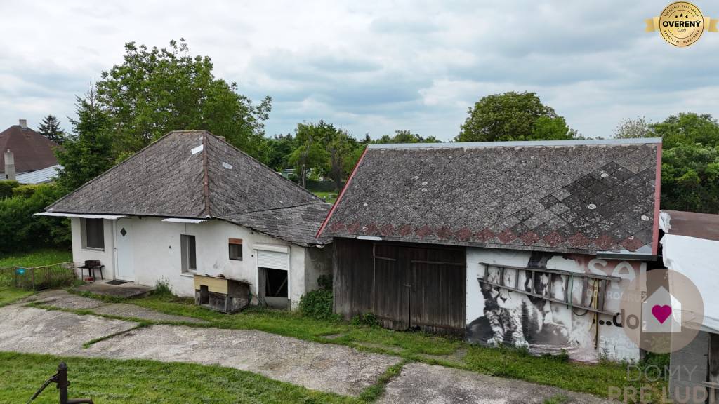 Veľký priestranný pozemok o rozlohe 7745 m2 s RD, Jelka 