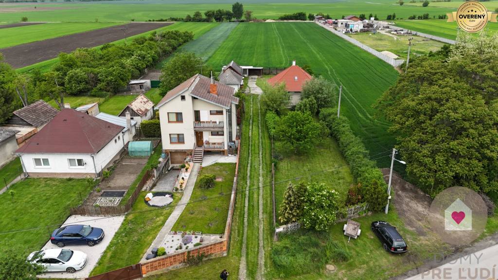 Veľký priestranný pozemok o rozlohe 7745 m2 s RD, Jelka 