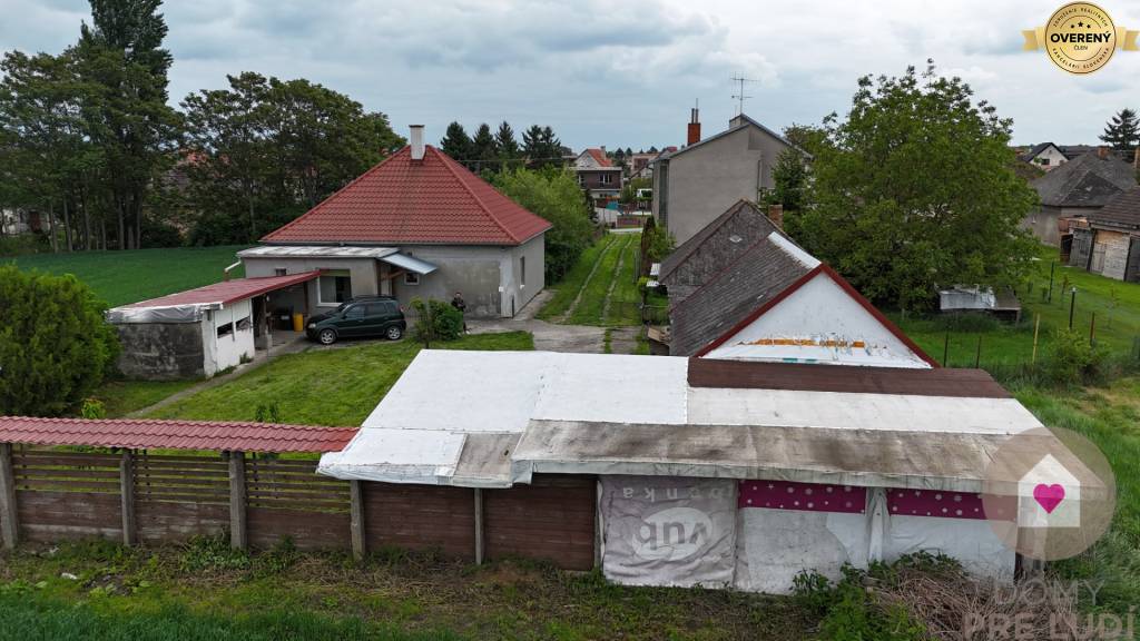 Veľký priestranný pozemok o rozlohe 7745 m2 s RD, Jelka