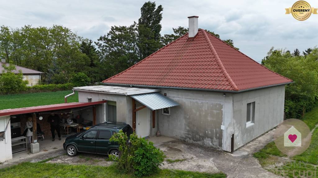Veľký priestranný pozemok o rozlohe 7745 m2 s RD, Jelka 