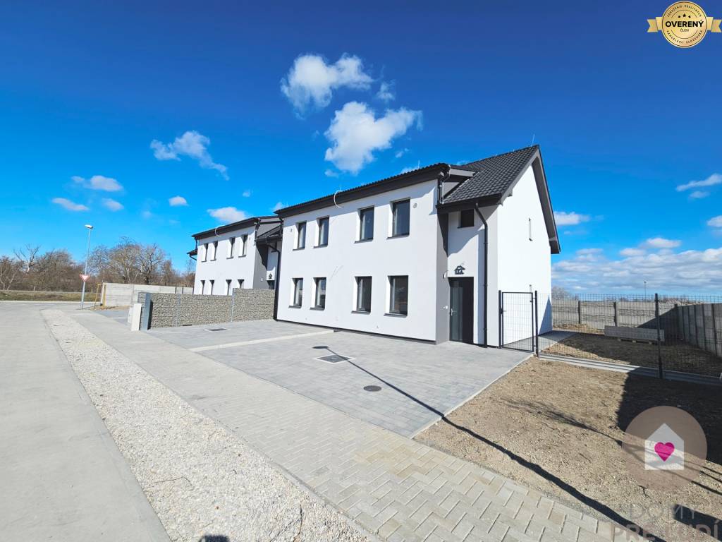 SKOLAUDOVANÝ A DO ŠTANDARDU DOKONČENÝ 4-IZBOVÝ RD S TEPEL. ČERPADLO