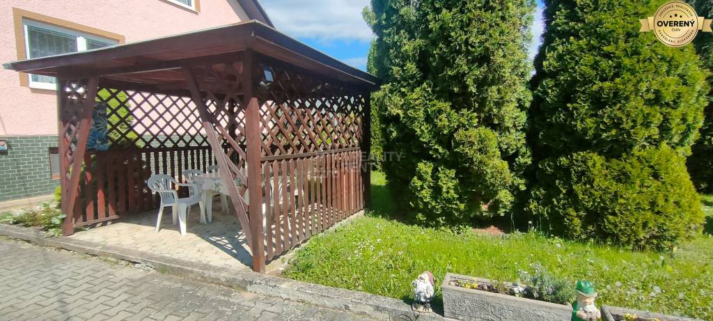 Predaj: Rodinný dom s dvojgarážou v pokojnej časti  Rajca ( MO )