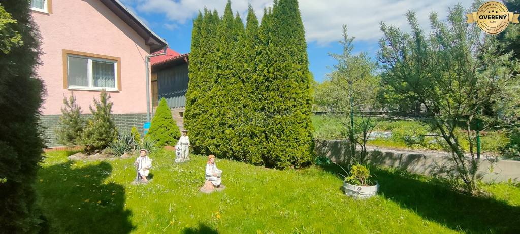 Predaj: Rodinný dom s dvojgarážou v pokojnej časti  Rajca ( MO )