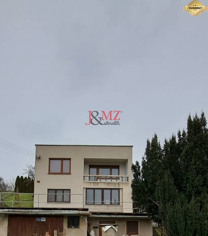 Stavba 122 m2 a drevená chata, pozemok 2.600 m2, Levice (SM-820)