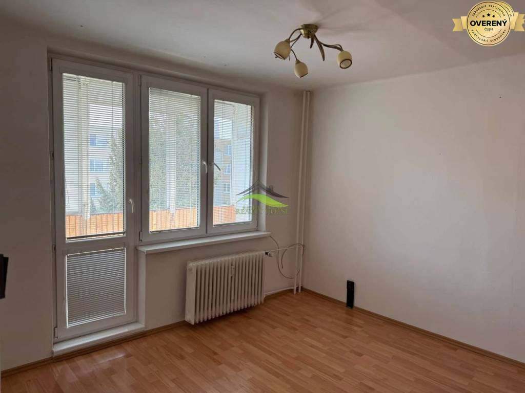 Výborný 2 izbový byt s balkónom - pri Nemocnici - aj investične