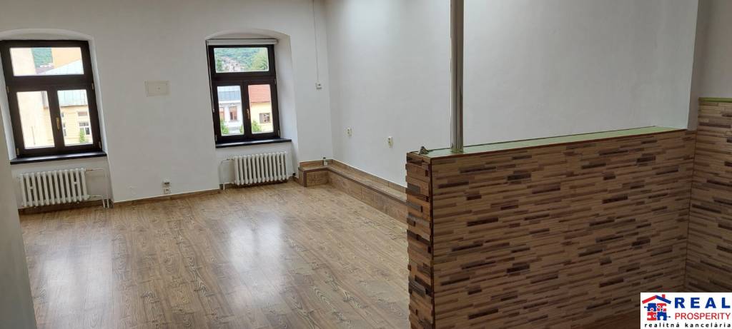 HLAVNÁ: 1.p.- 34,5 m2 - IDEÁLNE na KADERNÍCTVO - VOĽNÉ PRIESTORY