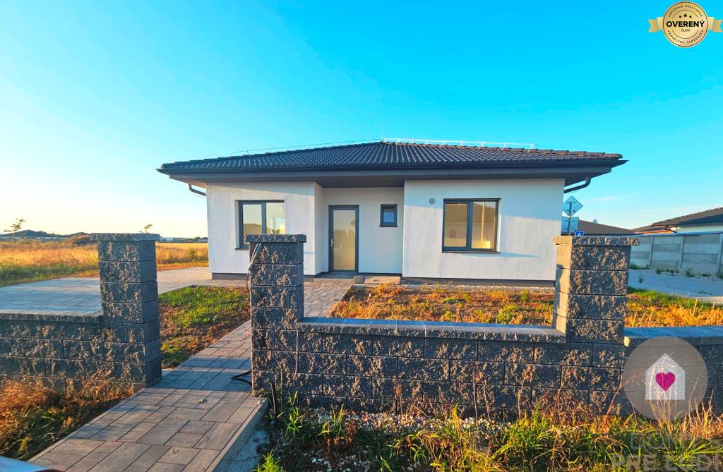 SAMOSTATNE STOJACÍ BUNGALOV- 108m2 + krytá terasa 12m2, POZEMOK 506m2
