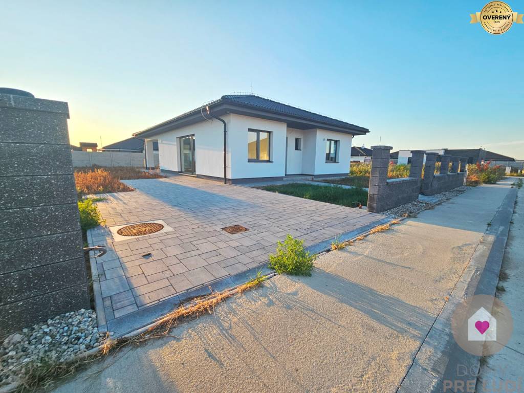 NÍZKOENERGETICKÝ BUNGALOV- 108m2 + krytá terasa 12m2, POZEMOK 525 m2