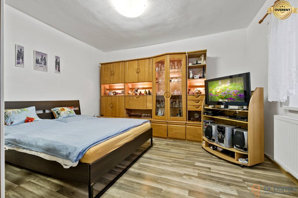 NA PREDAJ 2-IZBOVÝ BYT S VEĽKOU TERASOU V OBCI MALÉ LEVÁRE