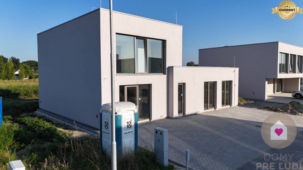 Kráľova pri SENCI-Novostavba 2-podlažného RD s hlinikovými oknami