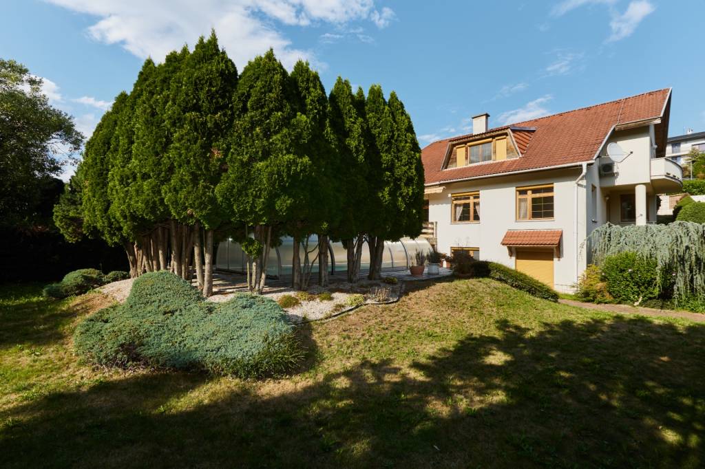 NA PREDAJ -MESTSKÁ 2- GENERAČNÁ VILA -TOPASOVÁ UL.