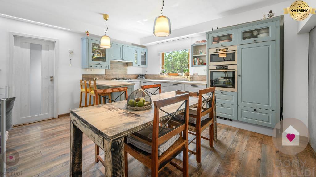 MA/ZOHOR - Rodinný dom s 2 bytovými jednotkami a 3 garážami