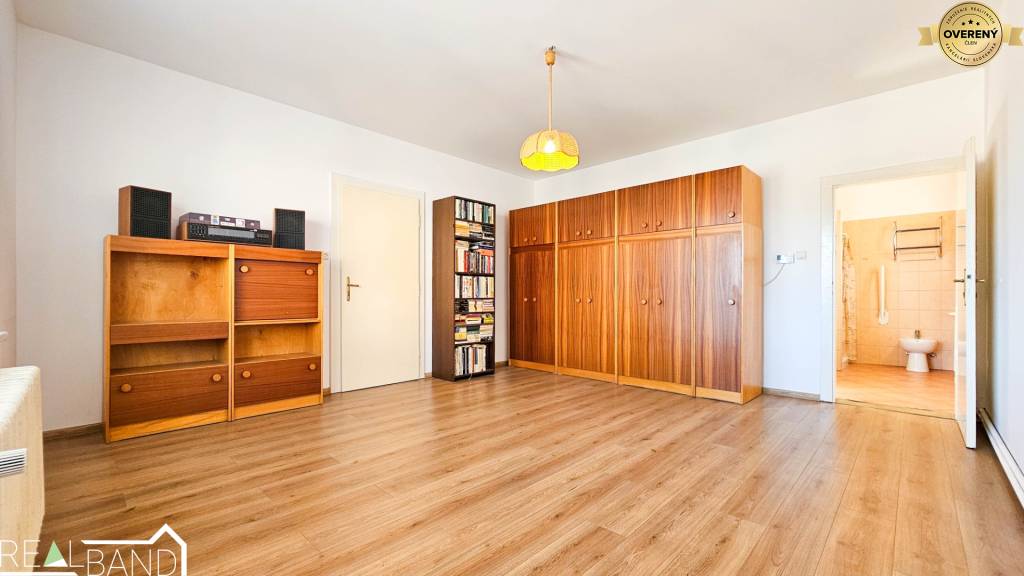 Veľký 2-izbový byt na predaj v Trnave – len 5 minút pešo od centra