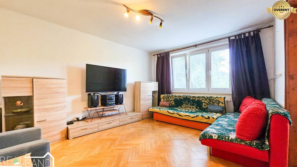 REZERVOVANÉ - Slnečný 3-izbový byt s loggiou, pivnicou a kočikárňou